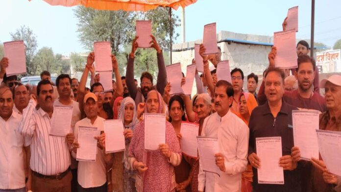 350 families have been fighting for their own land for twenty years. 350 families have been fighting for their own land for twenty years.