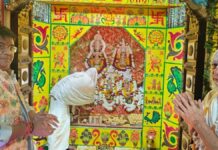 श्री कनक बिहारी जी का 42वा पाटोत्सव में फुल बंगला झांकी सजाकर लड्डुओं का भोग लगाया In the 42nd Patotsav of Shri Kanak Bihari Ji, a flower bungalow tableau was decorated and laddus were offered.