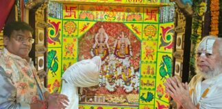 श्री कनक बिहारी जी का 42वा पाटोत्सव में फुल बंगला झांकी सजाकर लड्डुओं का भोग लगाया In the 42nd Patotsav of Shri Kanak Bihari Ji, a flower bungalow tableau was decorated and laddus were offered.