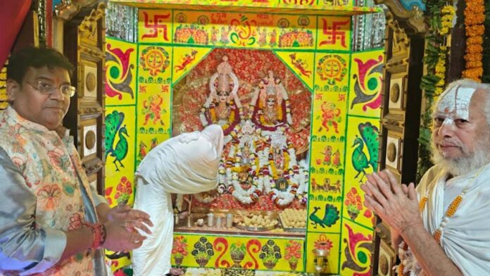 In the 42nd Patotsav of Shri Kanak Bihari Ji, a flower bungalow tableau was decorated and laddus were offered.