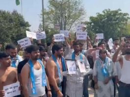 छात्रसंघ चुनाव बहाली को लेकर एनएसयूआई का अर्धनग्न प्रदर्शन NSUI's semi-nude protest demanding resumption of student union elections