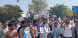 छात्रसंघ चुनाव बहाली को लेकर एनएसयूआई का अर्धनग्न प्रदर्शन NSUI's semi-nude protest demanding resumption of student union elections