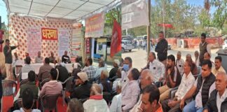 रोडवेज कर्मचारियों ने प्रदेशव्यापी विरोध प्रदर्शन में अपनी मांगों के समर्थन में भरी हुंकार Roadways employees raised their voice in support of their demands in a state-wide protest.