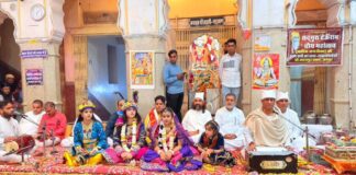 अमरापुर स्थान फाग के रंग में रंगे श्रद्धालु Amarpur place devotees colored in the colors of Phag
