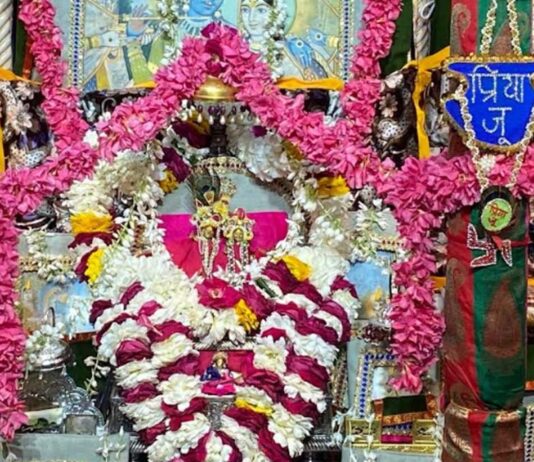 सरस माधुरी शरण महाराज की 172वीं जयंती पर आज बधाई गान उत्सव Lal Ju-Radha Ju were wooed with Phalguni compositions at Shri Saras Nikunj.