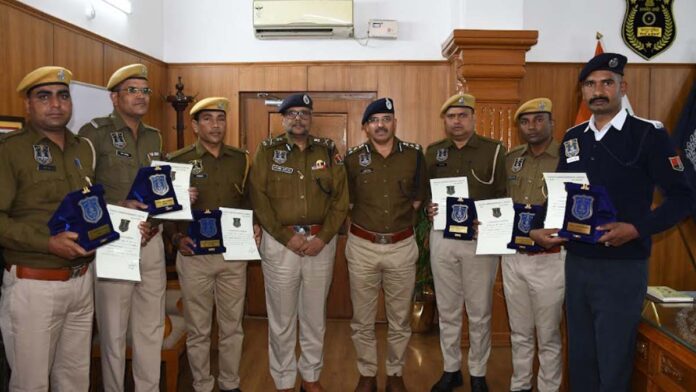 Six brave constables of Jaipur Police Commissionerate were awarded Constable of the Month. Six brave constables of Jaipur Police Commissionerate were awarded Constable of the Month.