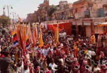 पदयात्रा खाटू धाम: जय श्री श्याम के जयघोष के साथ निशान लेकर निकले हजारों श्रद्धालु Khatu Dham Padyatra: Thousands of devotees set out with flags chanting Jai Shri Shyam.