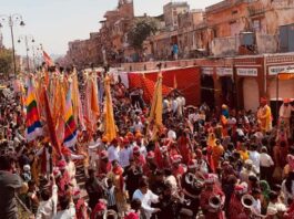 पदयात्रा खाटू धाम: जय श्री श्याम के जयघोष के साथ निशान लेकर निकले हजारों श्रद्धालु Khatu Dham Padyatra: Thousands of devotees set out with flags chanting Jai Shri Shyam.