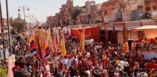 पदयात्रा खाटू धाम: जय श्री श्याम के जयघोष के साथ निशान लेकर निकले हजारों श्रद्धालु Khatu Dham Padyatra: Thousands of devotees set out with flags chanting Jai Shri Shyam.