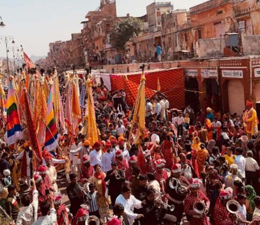 पदयात्रा खाटू धाम: जय श्री श्याम के जयघोष के साथ निशान लेकर निकले हजारों श्रद्धालु Khatu Dham Padyatra: Thousands of devotees set out with flags chanting Jai Shri Shyam.