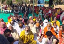 108 कुंडात्मक श्रीराम महायज्ञ के लिए हुआ भूमि पूजन एवं ध्वजारोहण The land consecration ceremony and flag hoisting took place for the 108-altar Shri Ram Mahayagya.