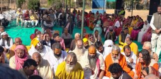 108 कुंडात्मक श्रीराम महायज्ञ के लिए हुआ भूमि पूजन एवं ध्वजारोहण The land consecration ceremony and flag hoisting took place for the 108-altar Shri Ram Mahayagya.