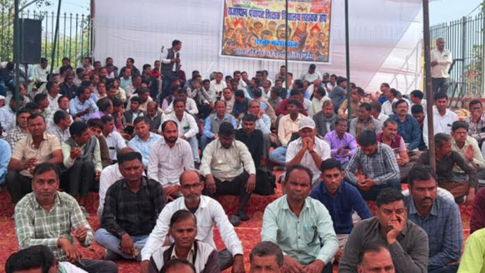 Violent protest by contract workers in Jaipur