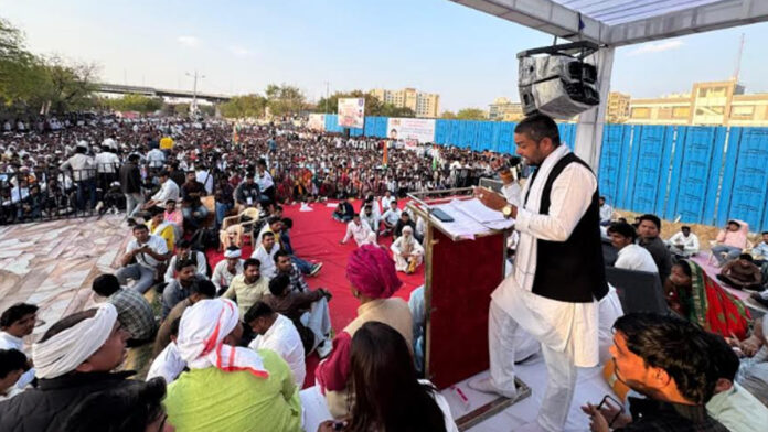 Thousands of Mali community members surrounded the assembly. Thousands of Mali community members surrounded the assembly.