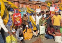 महंगाई के विरोध में आप सड़कों पर: महिलाओं ने चूल्हा जलाकर जताया विरोध