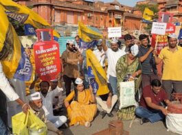 महंगाई के विरोध में आप सड़कों पर: महिलाओं ने चूल्हा जलाकर जताया विरोध