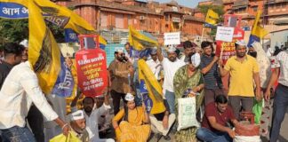 महंगाई के विरोध में आप सड़कों पर: महिलाओं ने चूल्हा जलाकर जताया विरोध