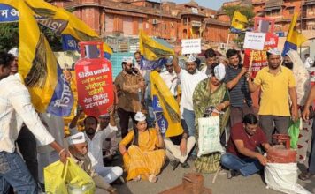 महंगाई के विरोध में आप सड़कों पर: महिलाओं ने चूल्हा जलाकर जताया विरोध