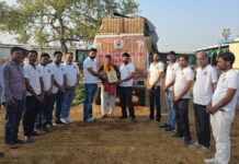 अमावस्या पर गायों को एक गाड़ी सूखा और हरा चारा किया वितरण On Amavasya, a cartload of dry and green fodder was distributed to cows.