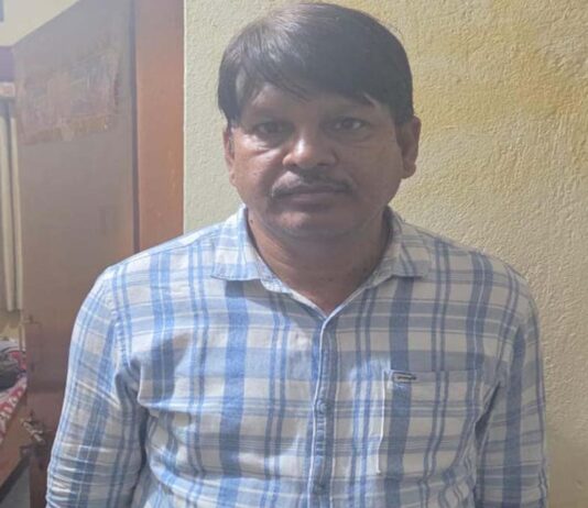 15 हजार की रिश्वत लेते सहायक अभियंता गिरफ्तार Assistant engineer arrested for taking bribe