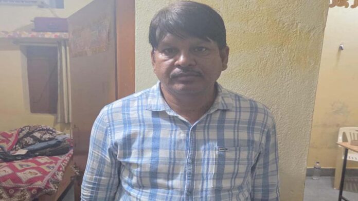 Assistant engineer arrested for taking bribe Assistant engineer arrested for taking bribe