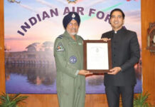 एयर शो में अमूल्य योगदान देने वाले प्रशासनिक अधिकारियों को भारतीय वायु सेना ने किया सम्मानित