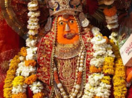 आसलपुर धाम में उमड़ी आस्था की लहर: सैकड़ों सीढ़ियां चढ़ भक्तों ने किए मां आशापुरा के दर्शन