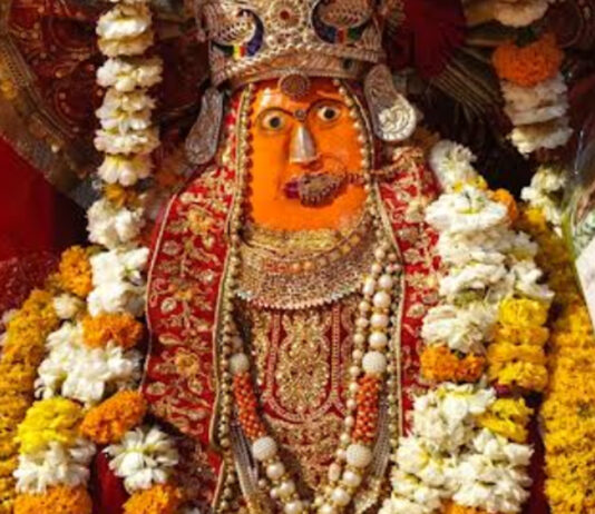 आसलपुर धाम में उमड़ी आस्था की लहर: सैकड़ों सीढ़ियां चढ़ भक्तों ने किए मां आशापुरा के दर्शन