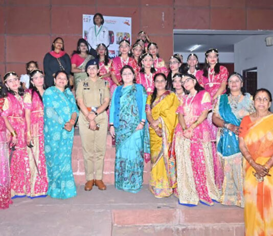 आश्रय फेस्ट 2026 में सेवा के बीस वर्ष पर संगीत संध्या से सजा मंच The stage at Ashray Fest 2026 was adorned with a musical evening