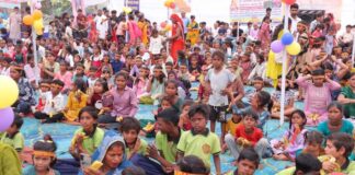 बोहरा जी की बावड़ी में 11 झुग्गियों की 651 बेटियों को भोजन करा दिए उपहार At Bohra Ji's Stepwell, 651 girls from 11 shanties were served a meal and presented with gifts.