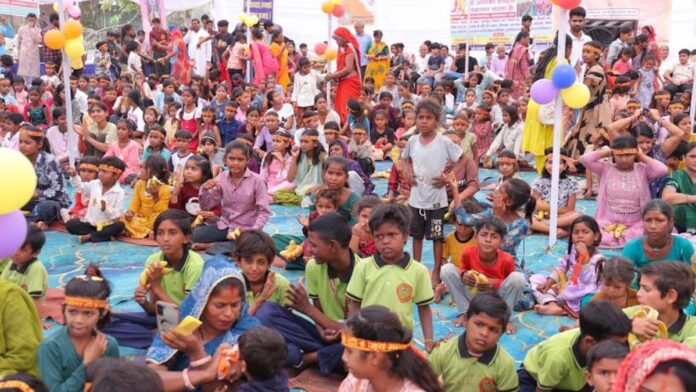 At Bohra Ji's Stepwell, 651 girls from 11 shanties were served a meal and presented with gifts.