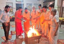 चंद्र ग्रहण: हवन में आहुतियां अर्पित कर विश्व कल्याण की कामना Lunar Eclipse: Offer oblations in the havan and pray for world welfare