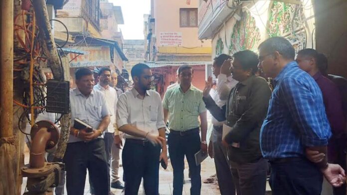 Jaipur Municipal Corporation Commissioner Dr. Gaurav Saini went out to inspect the city's arrangements.