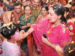 उपमुख्यमंत्री दीया कुमारी ने कार्यकर्ताओं संग खेली फूलों की होली Deputy Chief Minister Diya Kumari played Holi with flowers with the workers.