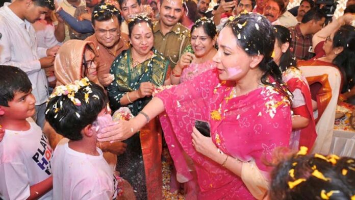 Deputy Chief Minister Diya Kumari played Holi with flowers with the workers.