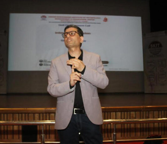 एक्सपर्ट ने किया स्टूडेंट्स को प्रेरित