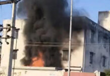तीन मंजिला कूलर फैक्ट्री में भीषण आग लगने से मची अफरा-तफरी A massive fire broke out in a three-storey cooler factory, causing panic.