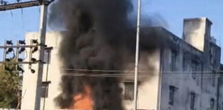 तीन मंजिला कूलर फैक्ट्री में भीषण आग लगने से मची अफरा-तफरी A massive fire broke out in a three-storey cooler factory, causing panic.