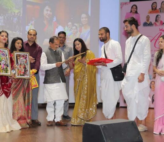 भक्ति रस में सराबोर हुआ ‘ऑरा – द पावर ऑफ शी’ समारोह, भजन एवं फागोत्सव ने बांधा समां The ‘Aura – The Power of She’ ceremony was steeped in the essence of devotion.