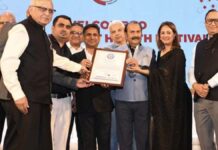 गाय के गोबर से तैयार कागज पर लिखी पुस्तक के नाम दर्ज हुए 6 वर्ल्ड रिकॉर्ड Book written on paper made from cow dung set 6 world records