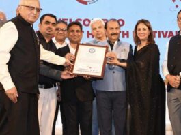 गाय के गोबर से तैयार कागज पर लिखी पुस्तक के नाम दर्ज हुए 6 वर्ल्ड रिकॉर्ड Book written on paper made from cow dung set 6 world records