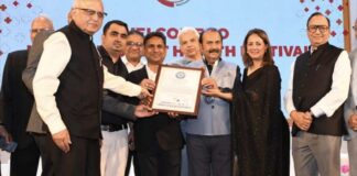 गाय के गोबर से तैयार कागज पर लिखी पुस्तक के नाम दर्ज हुए 6 वर्ल्ड रिकॉर्ड Book written on paper made from cow dung set 6 world records