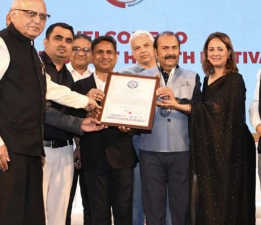 गाय के गोबर से तैयार कागज पर लिखी पुस्तक के नाम दर्ज हुए 6 वर्ल्ड रिकॉर्ड Book written on paper made from cow dung set 6 world records