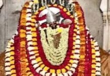 आमेर शिला माता मंदिर में उमड़े श्रद्धालु Devotees throng the Shila Mata Temple in Amer.