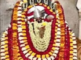 आमेर शिला माता मंदिर में उमड़े श्रद्धालु Devotees throng the Shila Mata Temple in Amer.