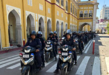 महिला दिवस पर पुलिस ने निकाला फ्लैग मार्च