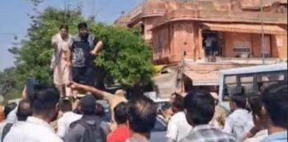 बड़ी चौपड़ पर हाई वोल्टेज ड्रामा: गाड़ी की छत पर चढ़कर युवक ने किया हंगामा High-Voltage Drama at Badi Chaupar