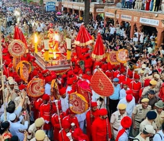 शाही ठाठ-बाट से निकली गणगौर माता की शोभायात्रा