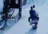 गैस सिलेंडर चोरी कर भागा स्कूटी सवार बदमाश Scooty-Riding Thief Flees After Stealing Gas Cylinder
