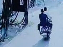 गैस सिलेंडर चोरी कर भागा स्कूटी सवार बदमाश Scooty-Riding Thief Flees After Stealing Gas Cylinder